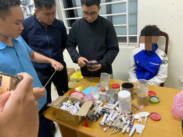 Cơ quan công an thu giữ nhiều pháo nổ tự chế của 3 em học sinh.