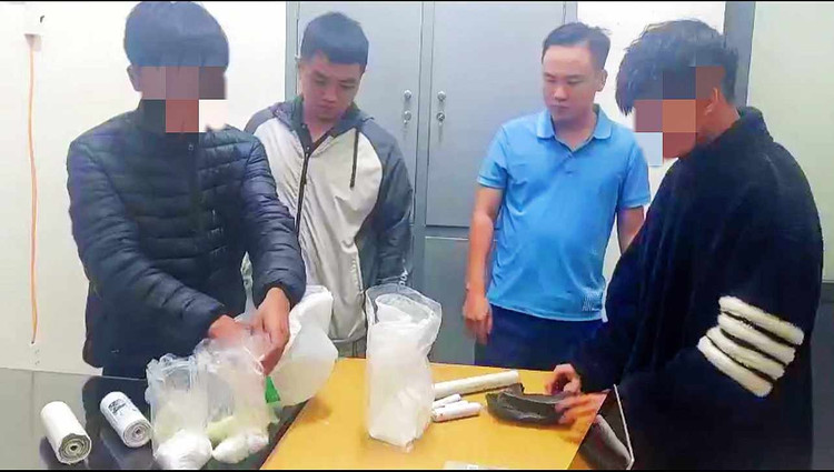 3 học sinh đã đặt mua hoá chất trên mạng xã hội về để tự chế pháo nổ.