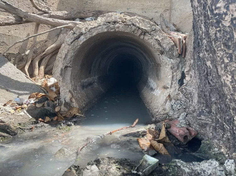 Cống thoát nước mưa nhưng xuất hiện nước thải màu đục, bốc mùi hôi thối. Ảnh: baocongthuong Cống thoát nước mưa nhưng xuất hiện nước thải màu đục, bốc mùi hôi thối. Ảnh: baocongthuong