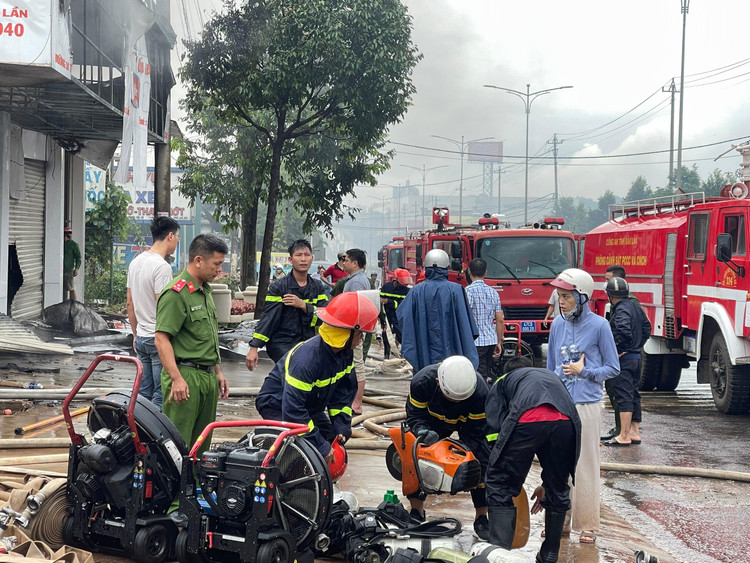 Hàng trăm BC, CS nỗ lực dập tắt đám cháy.