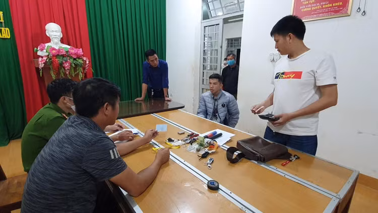 Đối tượng Nguyễn Văn Sang bị cơ quan Công an bắt giữ để điều tra về hành vi cưỡng đoạt tài sản.