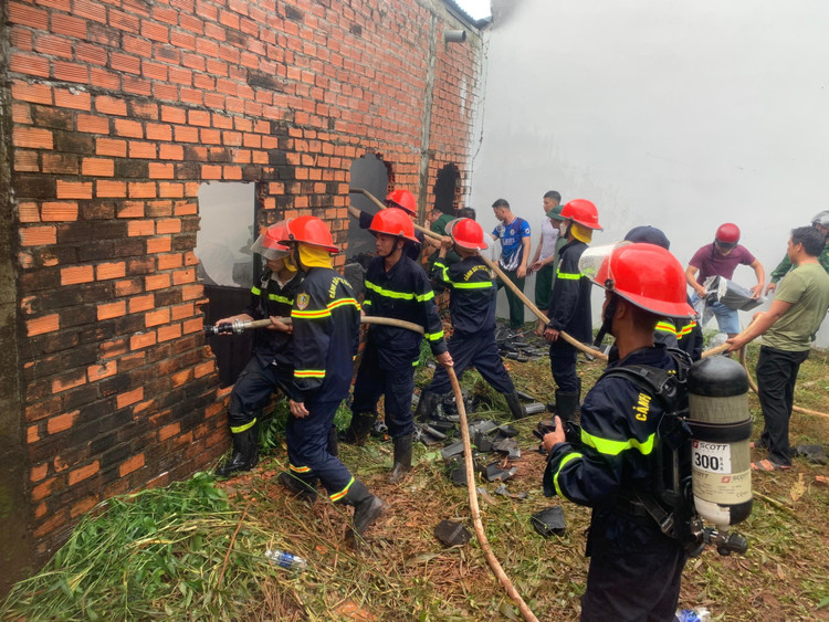 Các chiến sĩ đã phải đục tường để dập lửa từ hai bên tường.