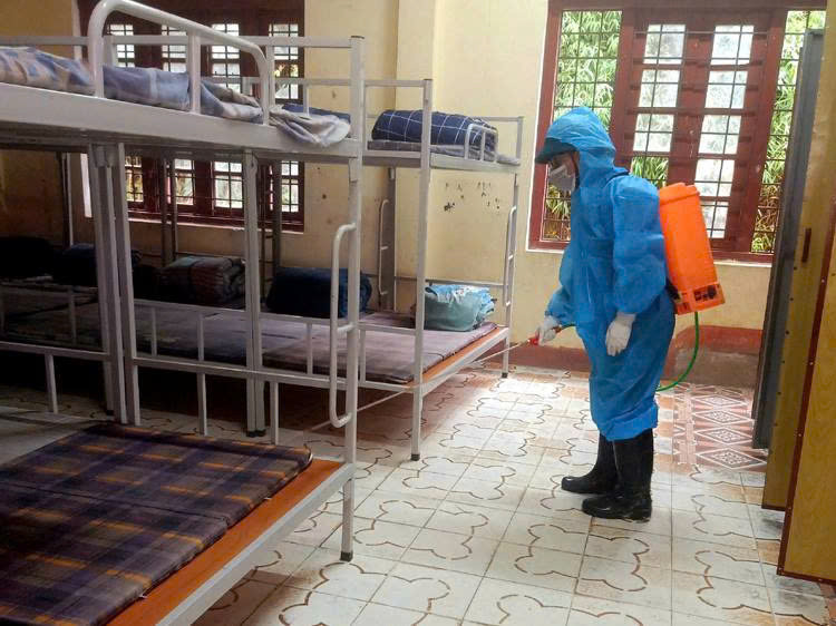 Phun khử khuẩn tại khu nhà bán trú Trường Phổ thông dân tộc bán trú Tiểu học và Trung học cơ sở Nậm Khánh. Ảnh: Sở Y tế tỉnh Lào Cai.
