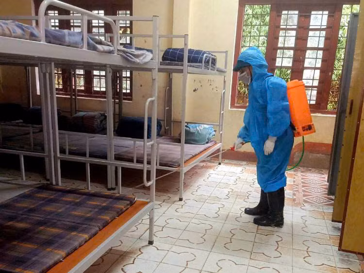 Phun khử khuẩn tại khu nhà bán trú Trường Phổ thông dân tộc bán trú Tiểu học và Trung học cơ sở Nậm Khánh. Ảnh: Sở Y tế tỉnh Lào Cai.