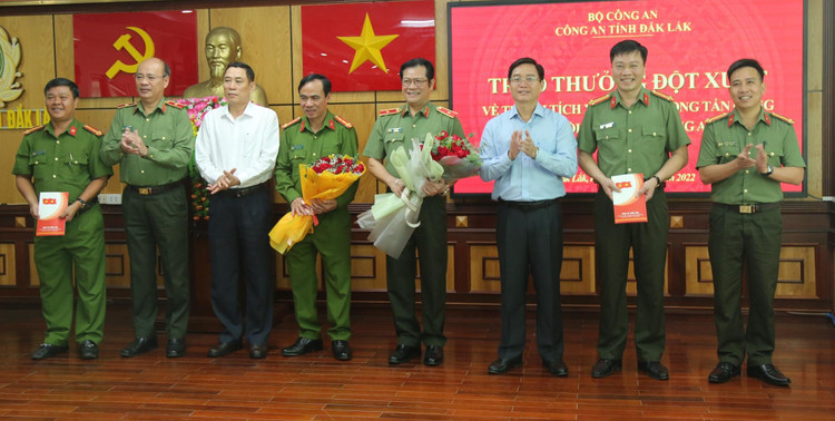 Lãnh đạo tỉnh Đắk Lắk khen thưởng lực lượng Công an tỉnh.