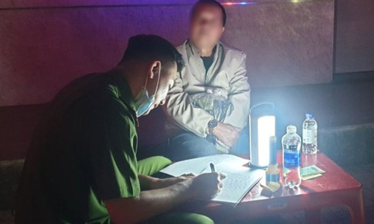 Lực lượng chức năng làm việc với ông Hồ Cao Thắng.