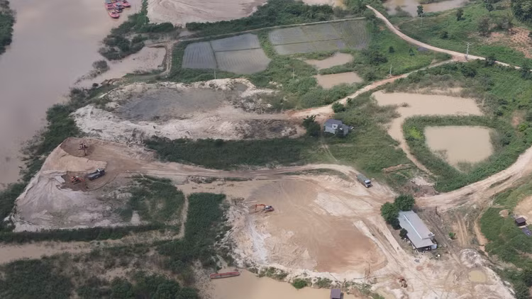 Bãi tập kết cát của Công ty cổ phần Đoàn Chính Nghĩa.