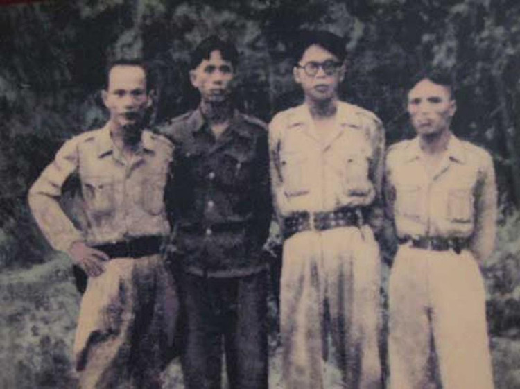 Tướng Nguyễn Bình (người đeo kính) tại chiến khu D. Ảnh tư liệu.