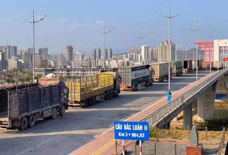 Thông quan du lịch biên giới bằng hộ chiếu qua cửa khẩu Bắc Luân II. Ảnh baoquangninh