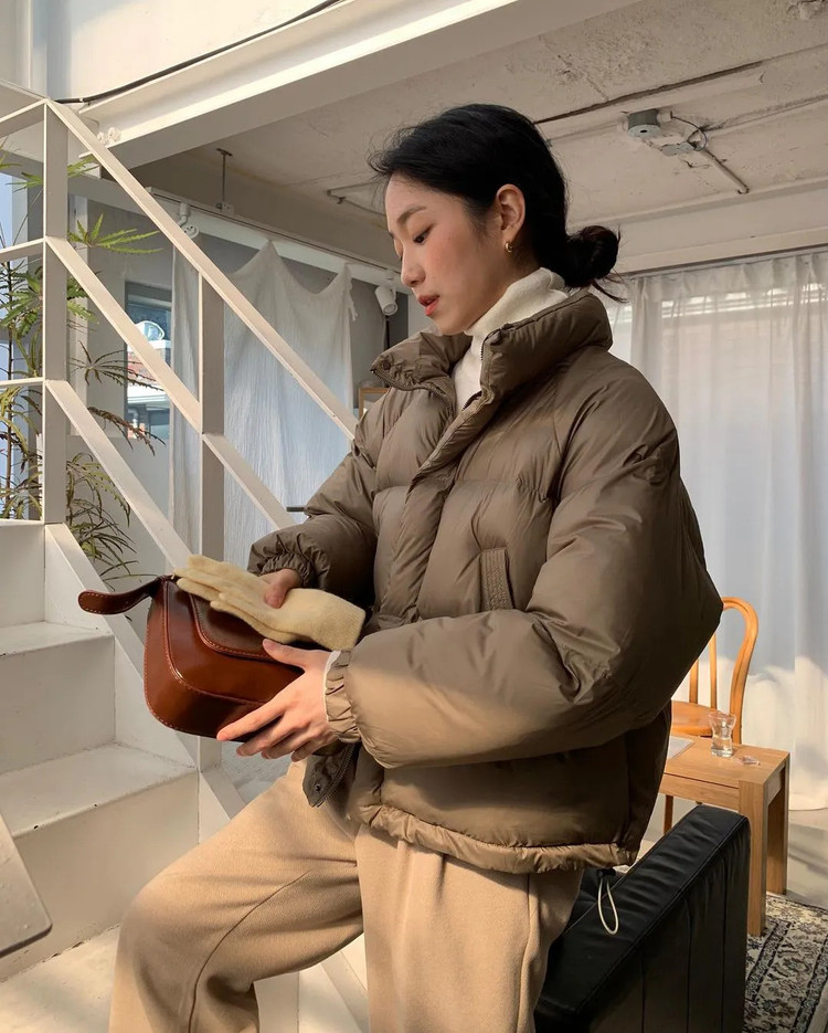 Áo khoác phao chính là bảo bối giữ ấm trong những ngày giá rét, mặc lên cũng rất nhẹ nhàng, thoải mái nên càng được chị em ưa chuộng. Nên lựa chọn các gam màu trung tính như đen, be, nâu, trắng,... để việc mix&amp;match trở nên đơn giản và nhanh chóng hơn. Ảnh minh họa