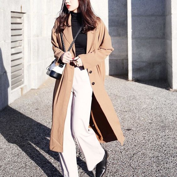 Áo măng tô + áo len cổ cao là tổ hợp chuẩn thời thượng và sành điệu. Ngoài ra, chúng còn tạo cảm giác thanh lịch cho chủ nhân. Ảnh minh họa