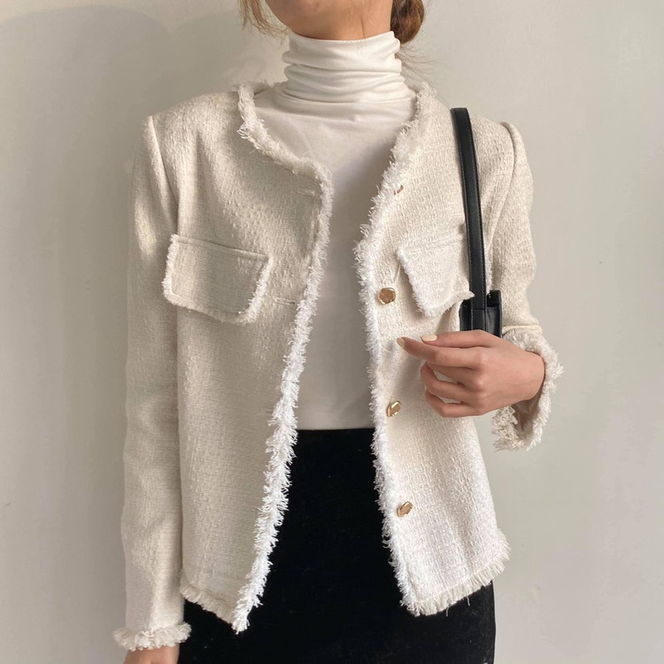 Áo tweed đẹp mang lại cho nàng diện mạo sang trọng, quý phái và có nét gì đó cổ điển cực ấn tượng. Nếu thích điệu đà hơn, chỉ cần mix thêm 1 chiếc chân váy ngắn. Ai chuộng style cá tính có thể kết hợp với quần jeans để hoàn thiện set đồ của mình. Ảnh minh họa