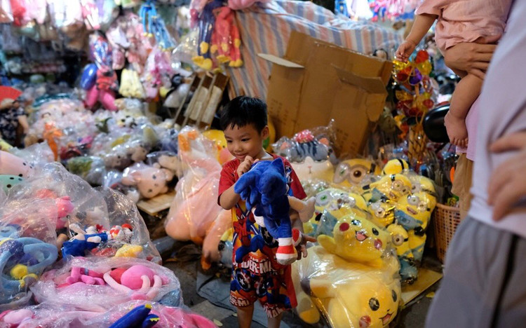 Nhiều em nhỏ háo hức khi được cha mẹ mua tặng những món đồ chơi Trung thu mới lạ.