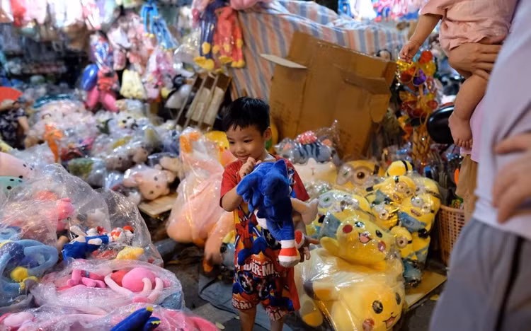 Nhiều em nhỏ háo hức khi được cha mẹ mua tặng những món đồ chơi Trung thu mới lạ.