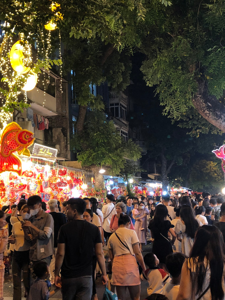 Thời điểm trước Tết Trung thu, người dân khắp nơi tấp nập đổ về khu phố Hàng Mã để vui chơi, mua sắm và chụp ảnh.