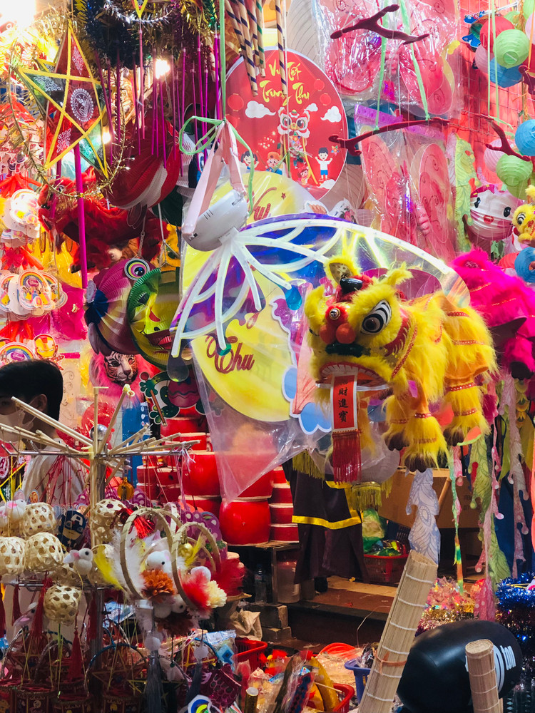 Các mặt hàng đồ chơi và đồ trang trí Trung thu rất đa dạng với nhiều mẫu mã, màu sắc, kiểu cách.