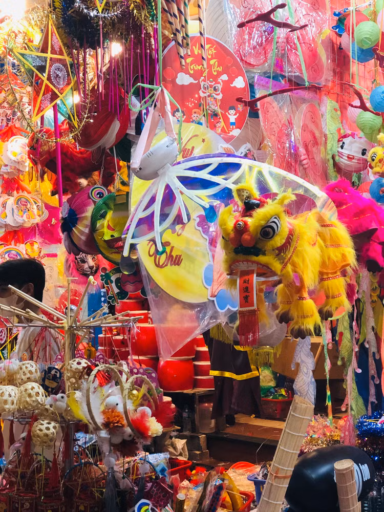 Các mặt hàng đồ chơi và đồ trang trí Trung thu rất đa dạng với nhiều mẫu mã, màu sắc, kiểu cách.