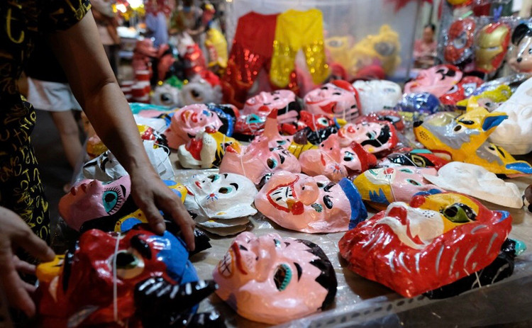 Mặt nạ giấy bồi có giá bán trung bình khoảng 30.000 - 50.000 đồng/chiếc tùy từng kích cỡ.