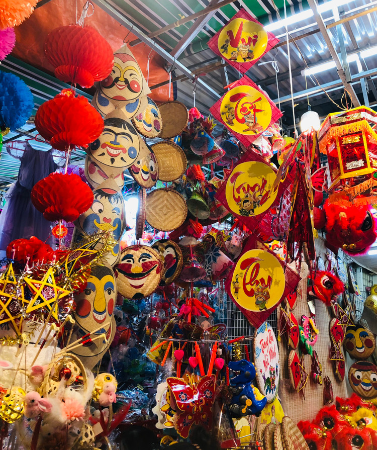 Các mặt hàng đồ chơi và đồ trang trí Trung thu rất đa dạng với nhiều mẫu mã, màu sắc, kiểu cách.