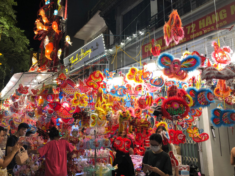 Những mặt hàng nhiều màu sắc được treo ngay phía ngoài cửa để thu hút sự chú ý của khách