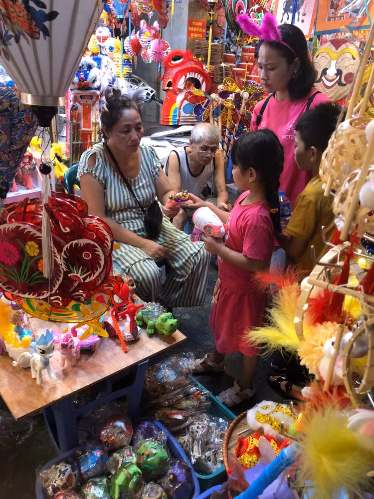 Những món đồ chơi bắt mắt, các em nhỏ lựa những món đồ chơi yêu thích