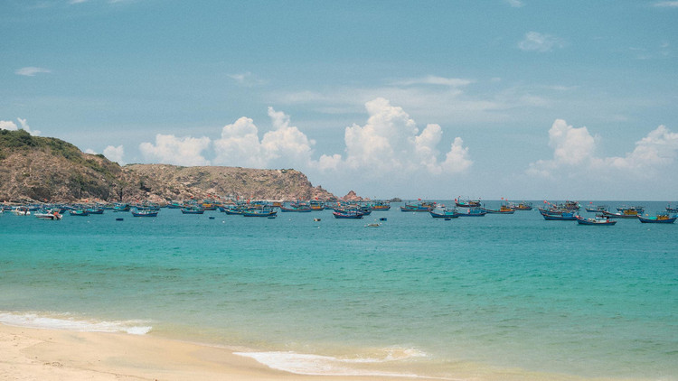 Tọa lạc tại một vị trí vô cùng đắc địa với ba hướng tựa lưng núi và một hướng giáp biển, làng chài Nhơn Lý thừa hưởng cho mình những vẻ đẹp thơ mộng, bình yên mà mẹ thiên nhiên đã ban tặng bao quanh bởi những đồi núi cao và hương gió của biển cả. Ảnh Internet