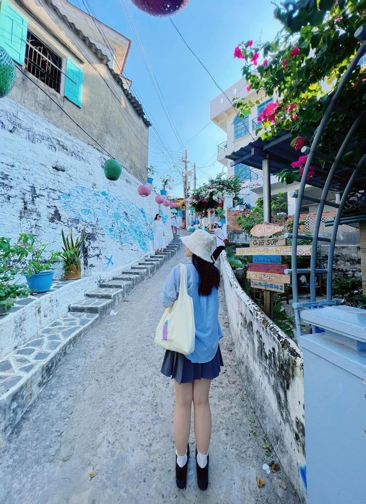 Không chỉ níu chân du khách bởi dáng vẻ thơ mộng, bình yên, làng chài Nhơn Lý còn hấp dẫn khách du lịch bởi nhịp sống nhẹ nhàng nhưng cũng đậm hơi thở của biển cả với những phiên chợ cá đông đúc, những buổi chiều người dân nô nức chơi đùa chơi biển,... Ảnh Hie