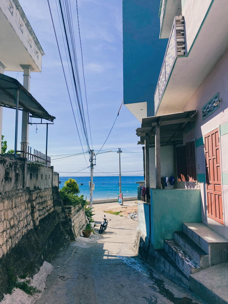 Những cung đường chính ở làng chài Nhơn Lý đều dẫn ra hướng biển và khu vực bến cá chính là trung tâm của làng chài. Ảnh Gotadi