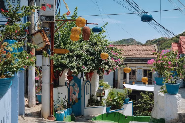 Theo người dân địa phương, thời điểm thích hợp nhất để tham quan làng chài Nhơn Lý là vào mùa khô, tức từ tháng 4 đến tháng 9. Ảnh Viên Diệu Phát