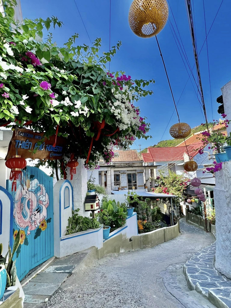 Đến Nhơn Lý, du khách sẽ được thưởng thức nhiều món hải sản tươi ngon với mức giá phải chăng. Bánh xèo tôm nhảy, gỏi cá chình... cũng là những món ăn nức tiếng Bình Định mà thực khách nên nếm thử khi ghé thăm làng chài. Ảnh Lamdidau