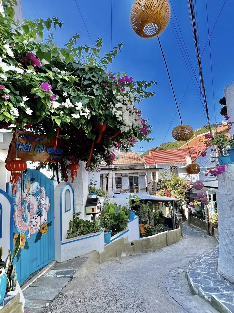 Đến Nhơn Lý, du khách sẽ được thưởng thức nhiều món hải sản tươi ngon với mức giá phải chăng. Bánh xèo tôm nhảy, gỏi cá chình... cũng là những món ăn nức tiếng Bình Định mà thực khách nên nếm thử khi ghé thăm làng chài. Ảnh Lamdidau