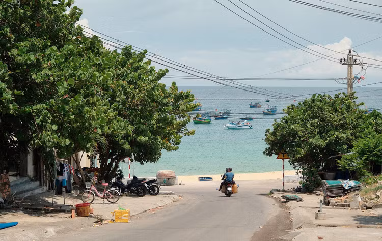 Khi đến với khu làng chài này, du khách sẽ cảm nhận được những vẻ đẹp trong trẻo và cùng với đó là màu sắc xanh biếc được in lên những bức tường mang đậm chất biển cả, và trông giống như một câu chuyện cổ tích. Không những thế, những cảnh vật, màu sắc tươi sáng cũng như bầu không khí tại nơi đây luôn mang lại cho du khách sự yên bình đến lạ thường, tránh xa những ồn ào, bụi bặm nơi thành phố tấp nập, xô bồ. Ảnh Hie