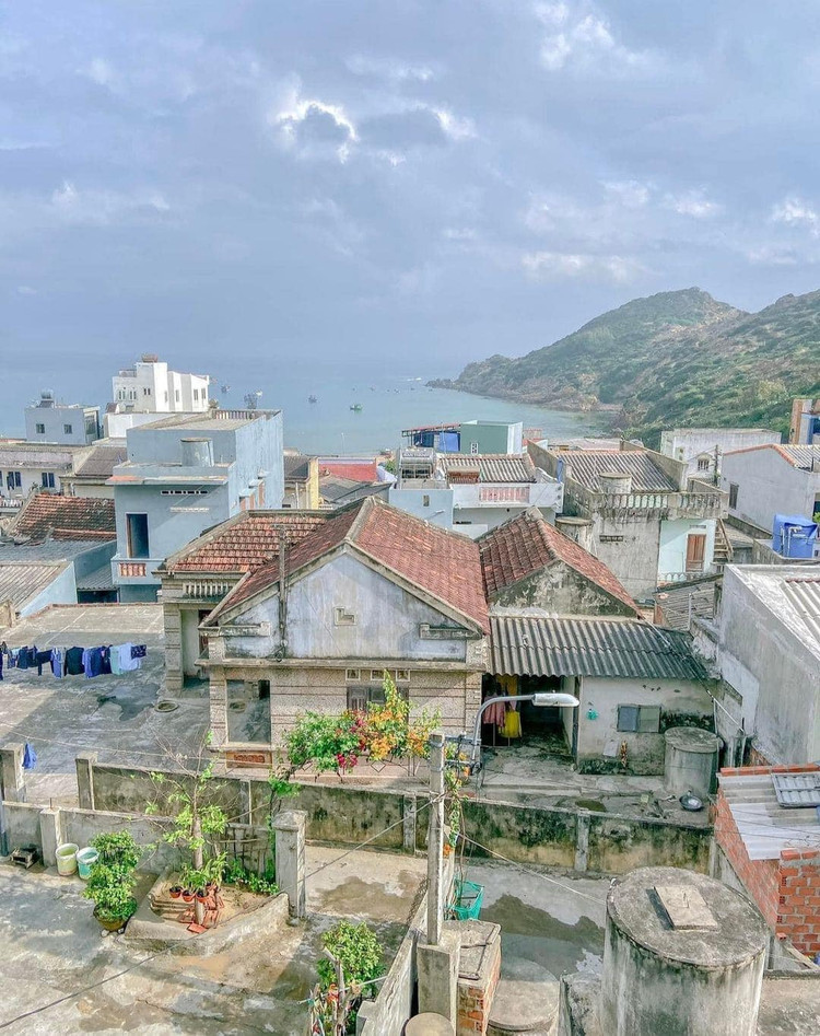 Chỉ cần đi men theo con đường nhỏ trong làng, du khách sẽ nhìn thấy biển cả trải xanh mênh mông bao quanh làng chài xinh đẹp.