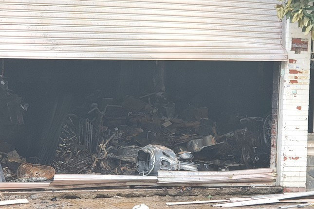 Nhiều tài sản trong nhà bị thiêu rụi. Ảnh baotienphong