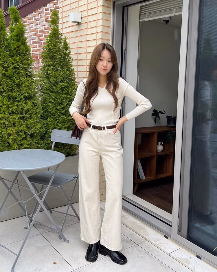 Quần jeans kết hợp với áo len màu trung tính sẽ giúp bạn hoàn thiện bộ trang phục tinh giản, thanh lịch mà không phải suy nghĩ nhiều. Sự kết hợp này phù hợp để áp dụng từ công sở ra phố.