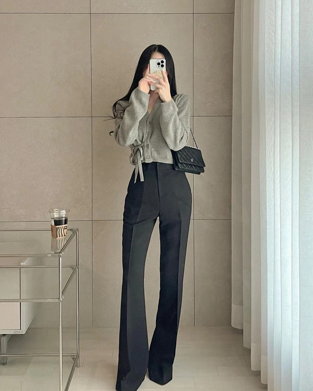 Quần âu giờ đây không chỉ là món thời trang để mặc đến công sở, mà còn được chị em chuộng diện đi dạo phố. Mẫu quần này sẽ mang đến nét thanh lịch và thời thượng cho người mặc. Khi kết hợp quần âu với áo len mỏng, chị em không chỉ dễ ghi điểm sành điệu, mà còn có được vẻ tinh tế.