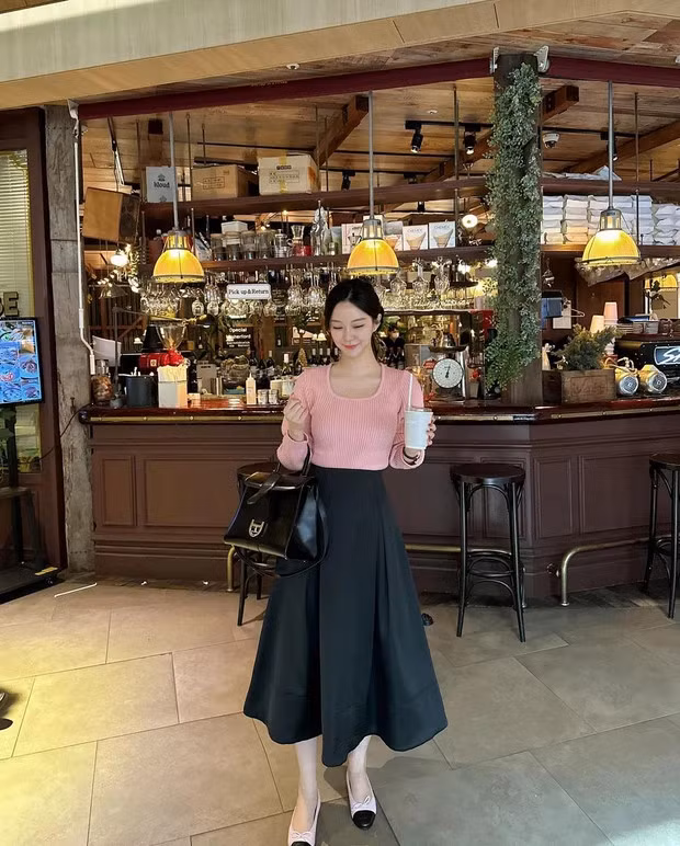 Thêm 1 gợi ý lên đồ cho những cô nàng có style cổ điển nữ tính là hãy mix áo len mỏng với chân váy dài và giày búp bê.