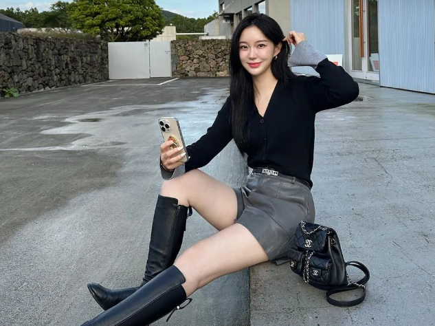 Khi thời tiết không quá lạnh, bạn có thể diện áo len mỏng với quần short để ghi điểm năng động, cá tính