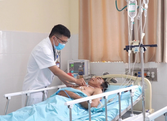 Các ngư dân đang được theo dõi tại Bệnh viện đa khoa Trung ương Quảng Nam.