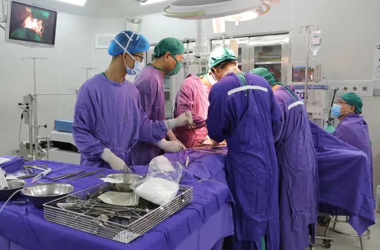 Ca phẫu thuật thay đoạn mạch nhân tạo cho bệnh nhân P. Ảnh BVCC