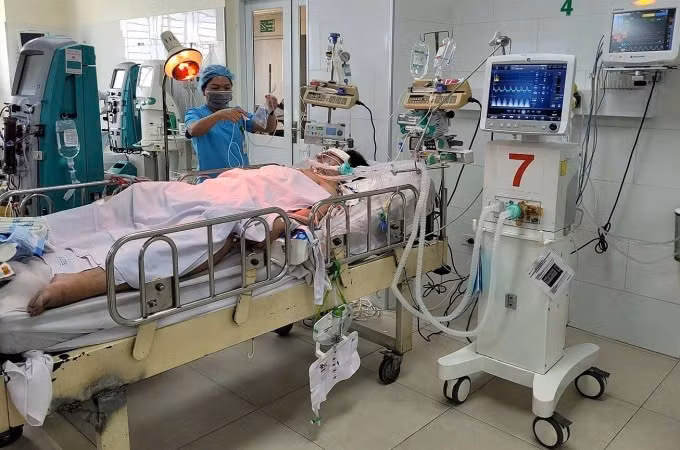 Bệnh nhân trong thời gian điều trị hồi sức tích cực. Ảnh BVCC