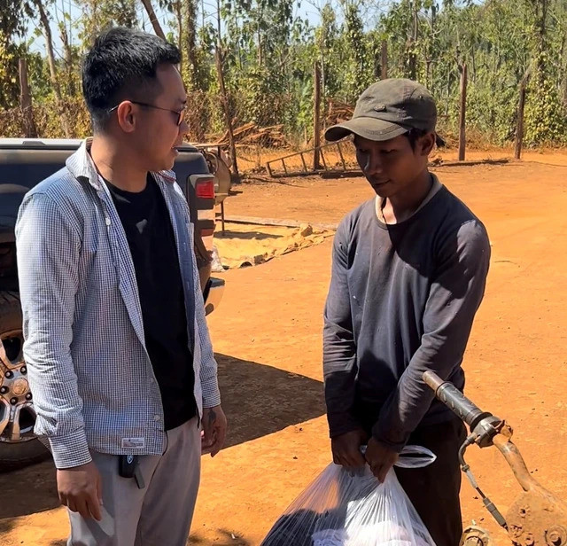 Anh Đặng Công Sơn tặng quà cho Y Phép.