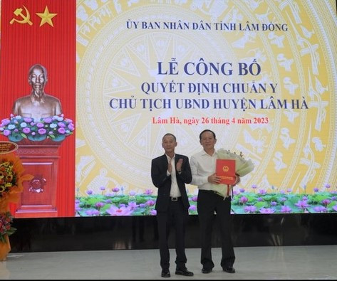 Chủ tịch UBND tỉnh Lâm Đồng Trần Văn Hiệp trao Quyết định cho đồng chí Nguyễn Văn Hoàng. Chủ tịch UBND tỉnh Lâm Đồng Trần Văn Hiệp trao Quyết định cho đồng chí Nguyễn Văn Hoàng.