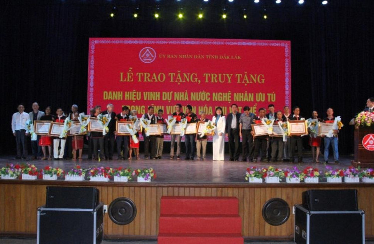 Lễ trao tặng, truy tặng danh hiệu nghệ nhân ưu tú trong lĩnh vực văn hóa phi vật thể. (Ảnh: T.H). Lễ trao tặng, truy tặng danh hiệu nghệ nhân ưu tú trong lĩnh vực văn hóa phi vật thể. (Ảnh: T.H).