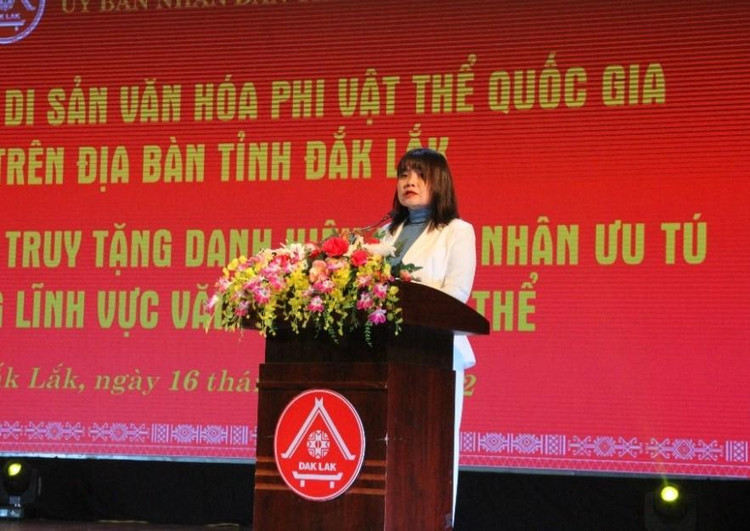 Bà H’Yim Kdoh, Phó Chủ tịch UBND tỉnh Đắk Lắk phát biểu tại buổi lễ. (Ảnh: T.H). Bà H’Yim Kdoh, Phó Chủ tịch UBND tỉnh Đắk Lắk phát biểu tại buổi lễ. (Ảnh: T.H).