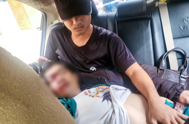 Hai PV nhanh chóng đưa nạn nhân lên xe đến Bệnh Viện Đa Khoa Lâm Đồng cấp cứu.