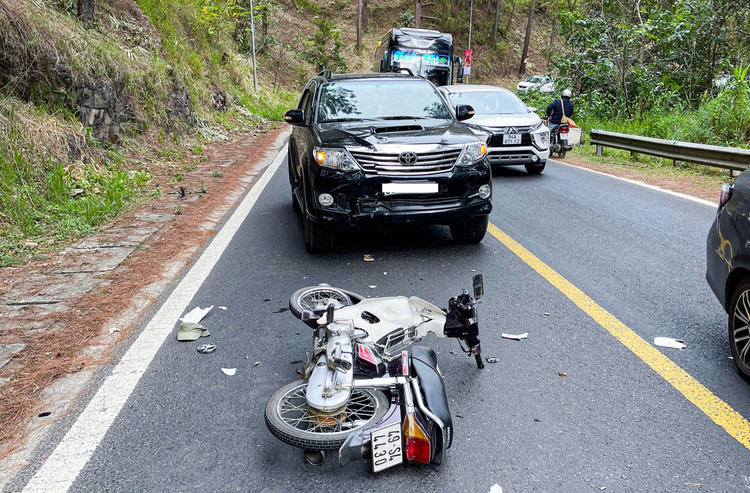Vụ tai nạn giao thông nghiêm trọng giữa một xe ô tô và một xe mô tô tại địa phận đèo Prenn (Tp Đà Lạt).