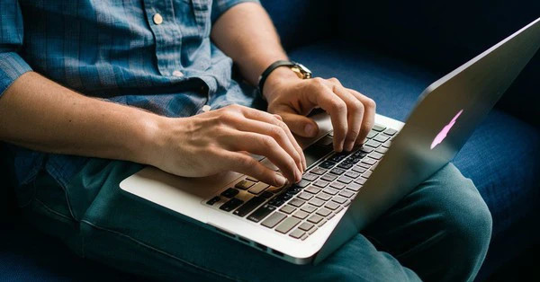 Nam thanh niên 26 tuổi suy giảm tinh trùng vì thói quen dùng laptop tai hại. Ảnh minh họa