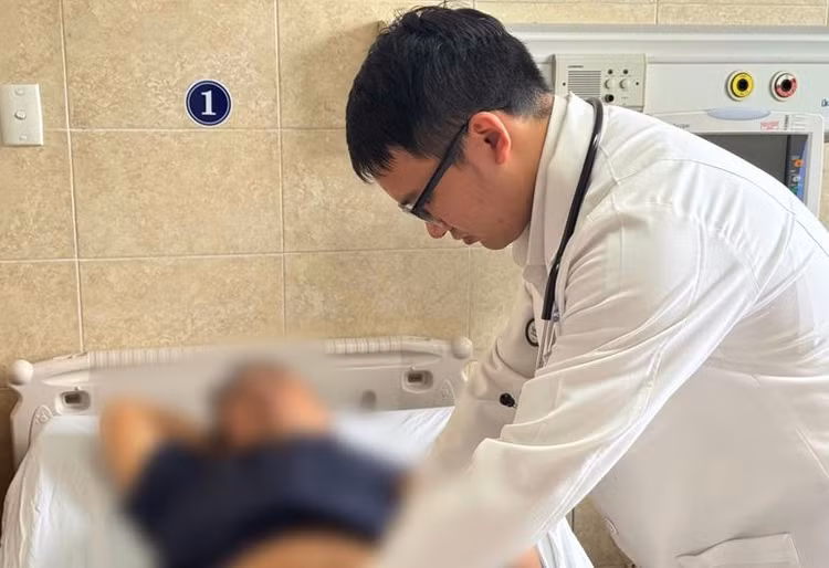 Bác sĩ khoa Ngoại lồng ngực - tim mạch kiểm tra sức khỏe cho bệnh nhân khi bệnh nhân tái khám. Ảnh Dongnai.gov.vn