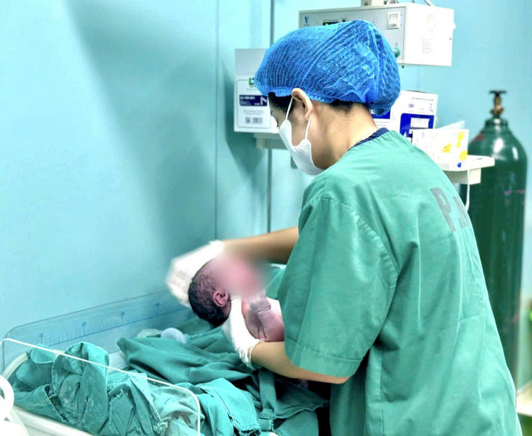 Bé gái chào đời an toàn từ mẹ có rau tiền đạo trung tâm. Ảnh BVCC
